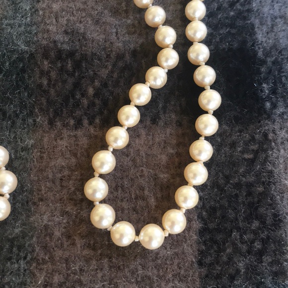 Vintage Monet Pearl Necklace Knotted Gold Clasp - Picture 7 of 8